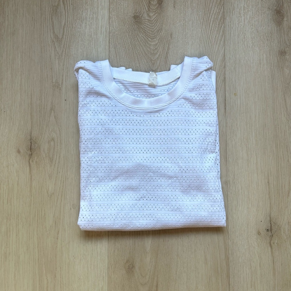 Lululemon Swiftly Breathe White Perforated Long Sleeve T-Shirt Size 6 EUC